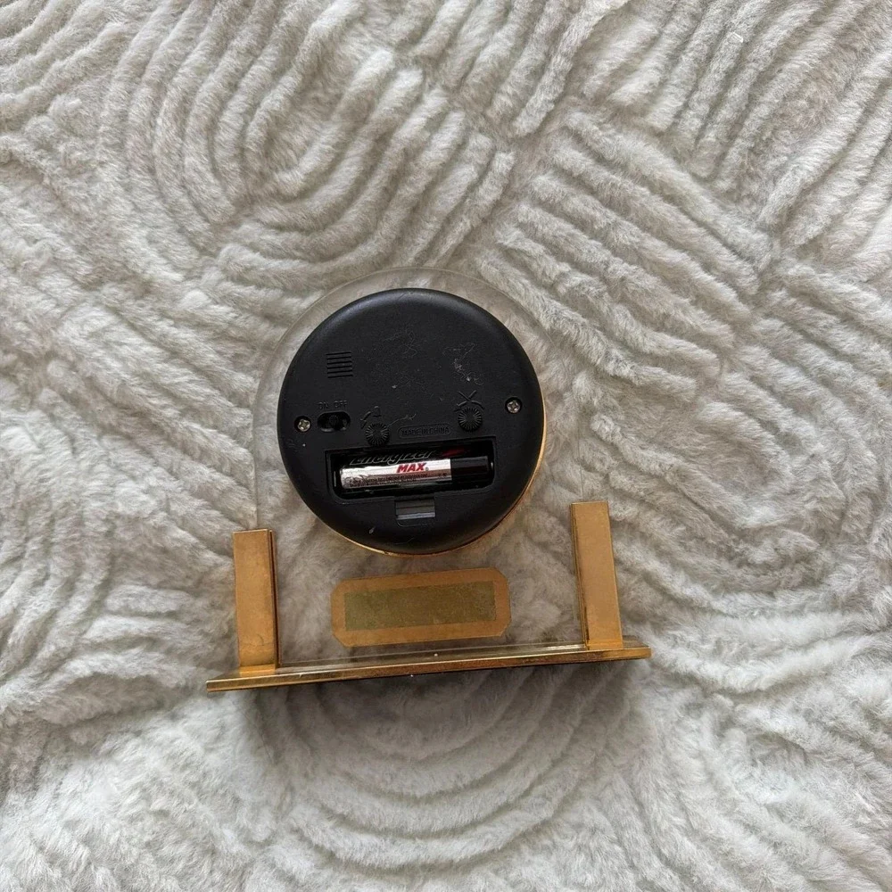 Vintage Selco Genève Swiss quartz desk clock — cleaned and working with new b‎